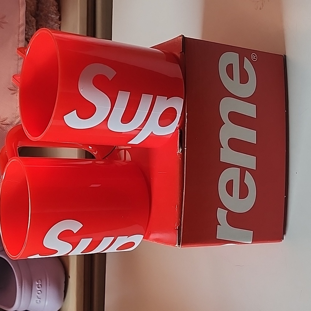 Supreme red mugs set